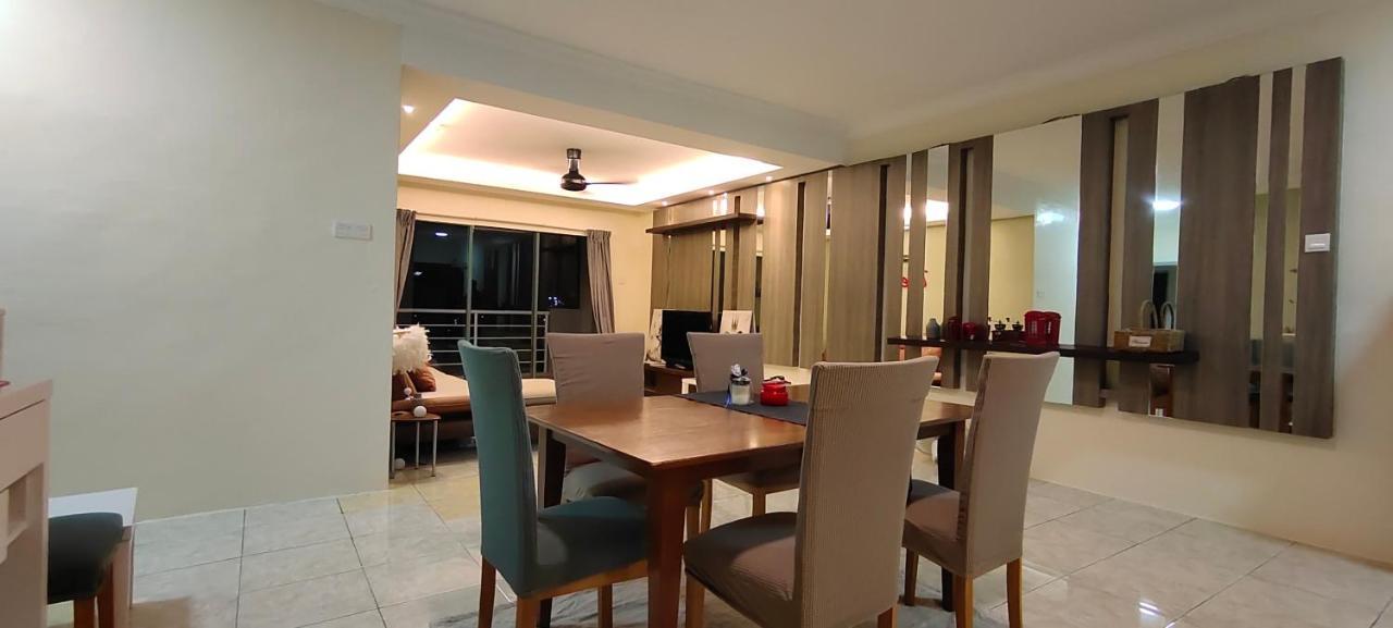 Gold Coast International Resort Kampong Bukit Beruang エクステリア 写真