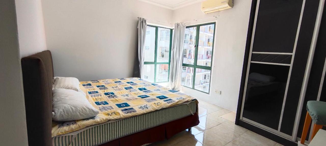 Gold Coast International Resort Kampong Bukit Beruang エクステリア 写真
